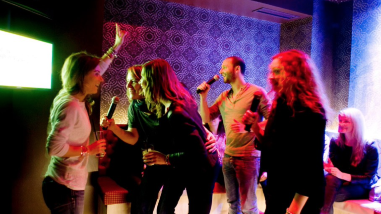 Un groupe d'amis faisant du karaoke chez YAKA Chanter